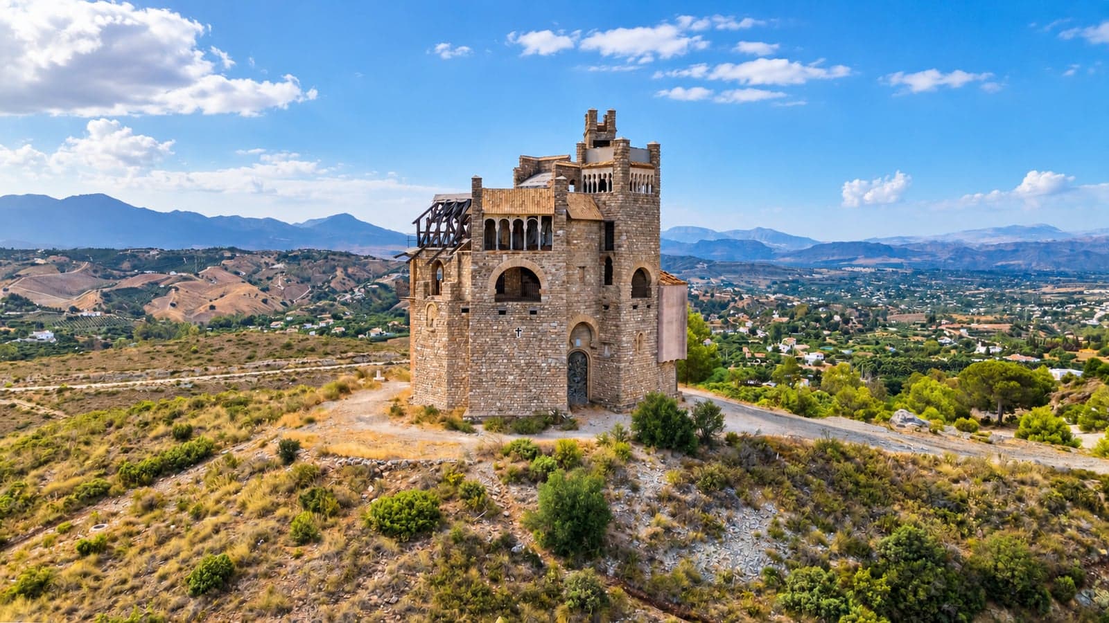 Historische Burg mit Blick auf das Hinterland bei Alhaurín el Grande