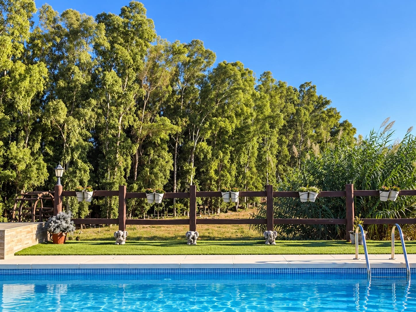 Poolbereich mit Garten einer Villa in Alhaurín el Grande