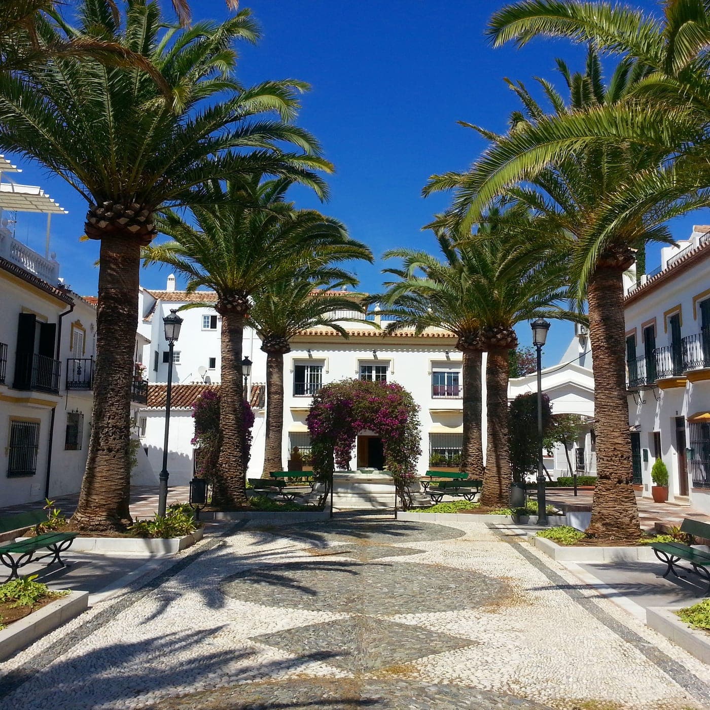 Palmengesäumter Platz in der Altstadt von Benalmádena Pueblo
