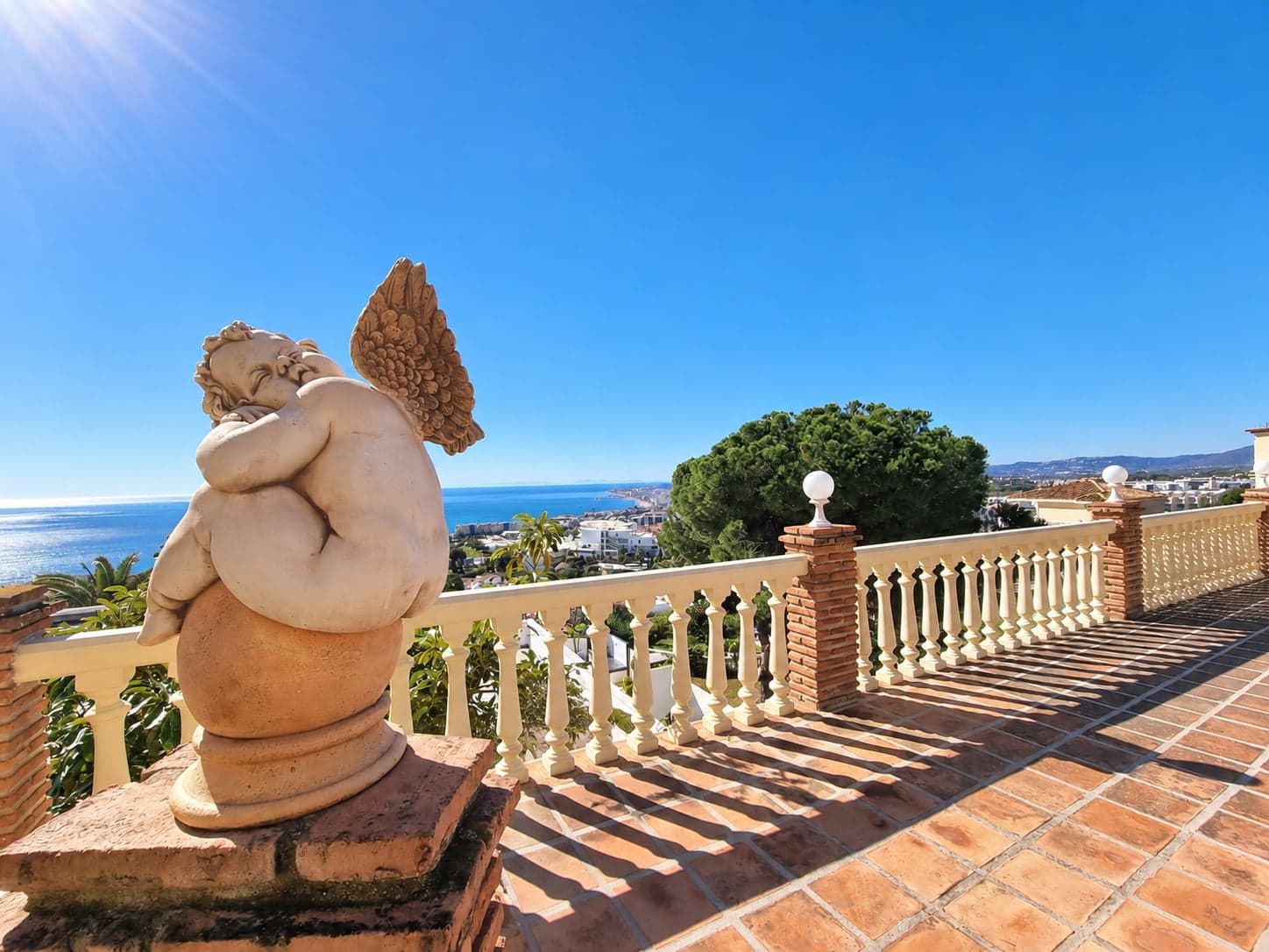 Terrasse mit Skulptur und Meerblick auf einer Villa in Benalmádena