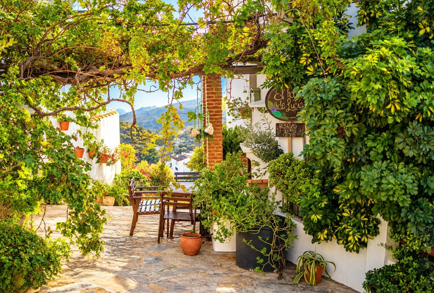 Terrasse mit Pergola und Blick ins grüne Hinterland bei Casares