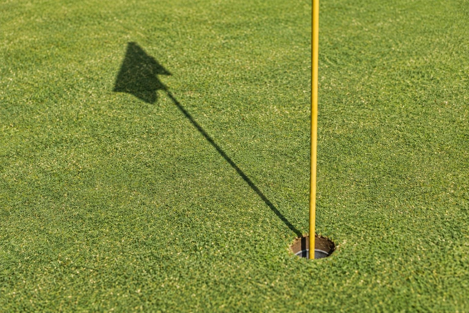 Golffahne auf einem Grün bei Coín