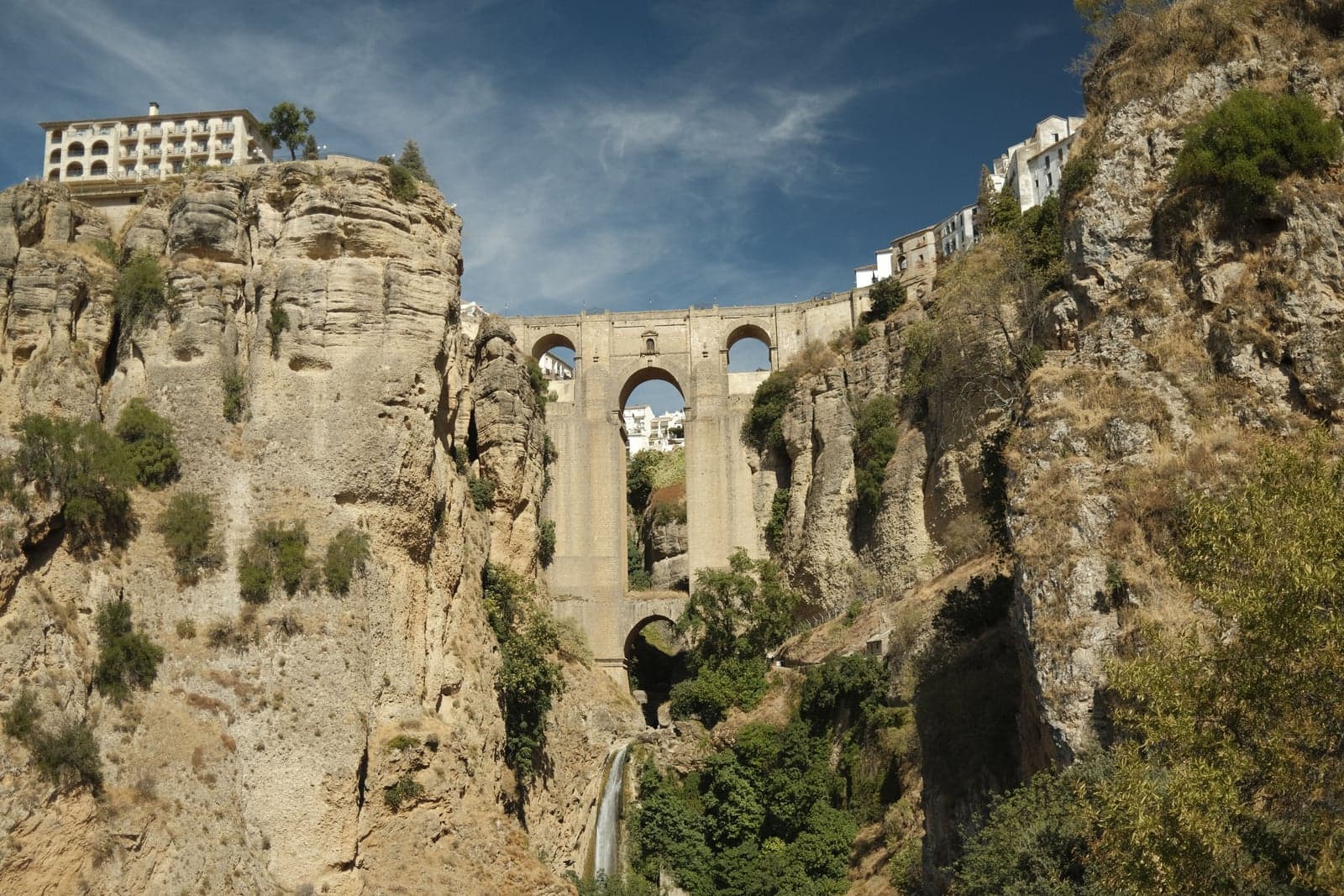 Puente Nuevo und die Felsenschlucht von Ronda im Hinterland der Costa del Sol