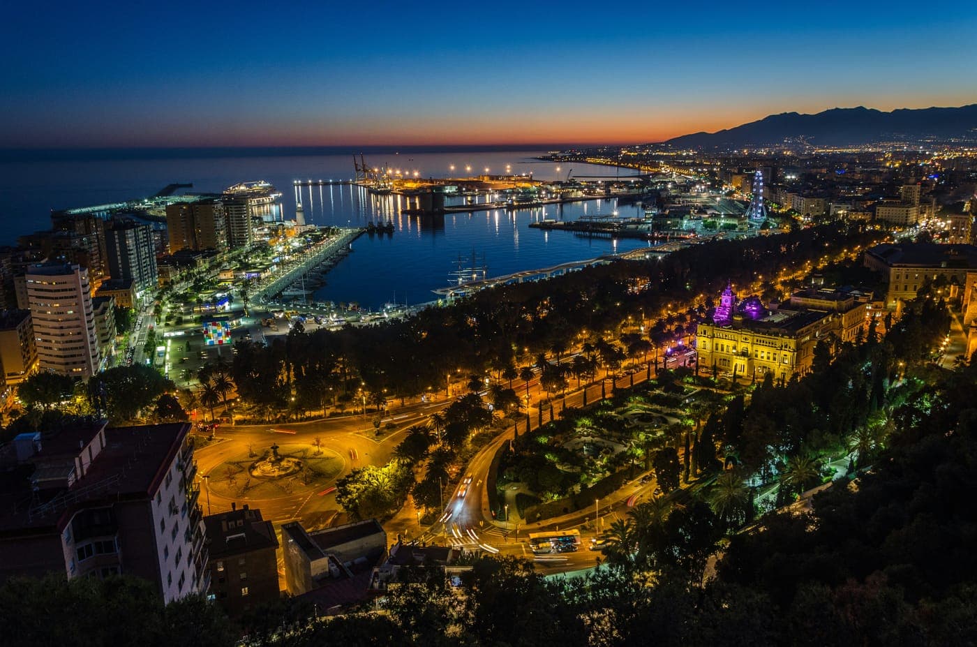 Nächtlicher Blick auf den Hafen und die Skyline von Málaga