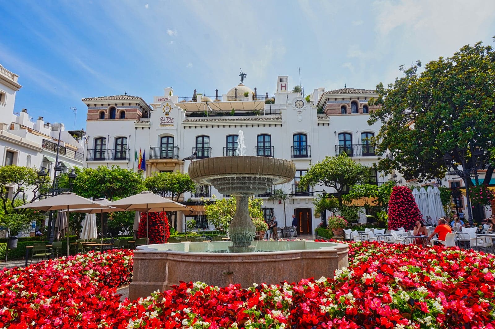Plaza mit Brunnen und Blumenschmuck an der Costa del Sol