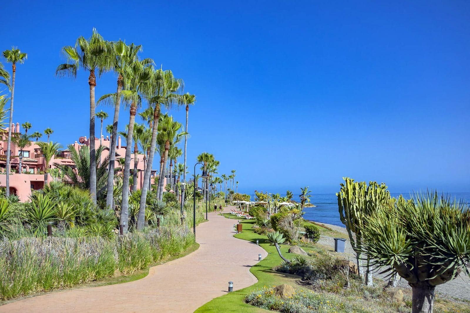 Palmengesäumte Promenade an der New Golden Mile in Estepona
