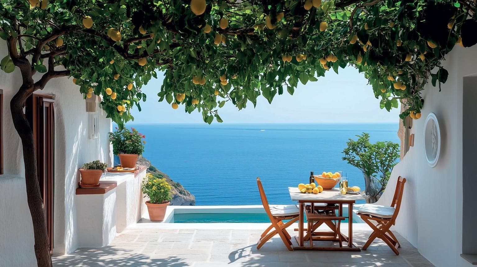 Terrasse unter einem Zitronenbaum mit Meerblick in Estepona