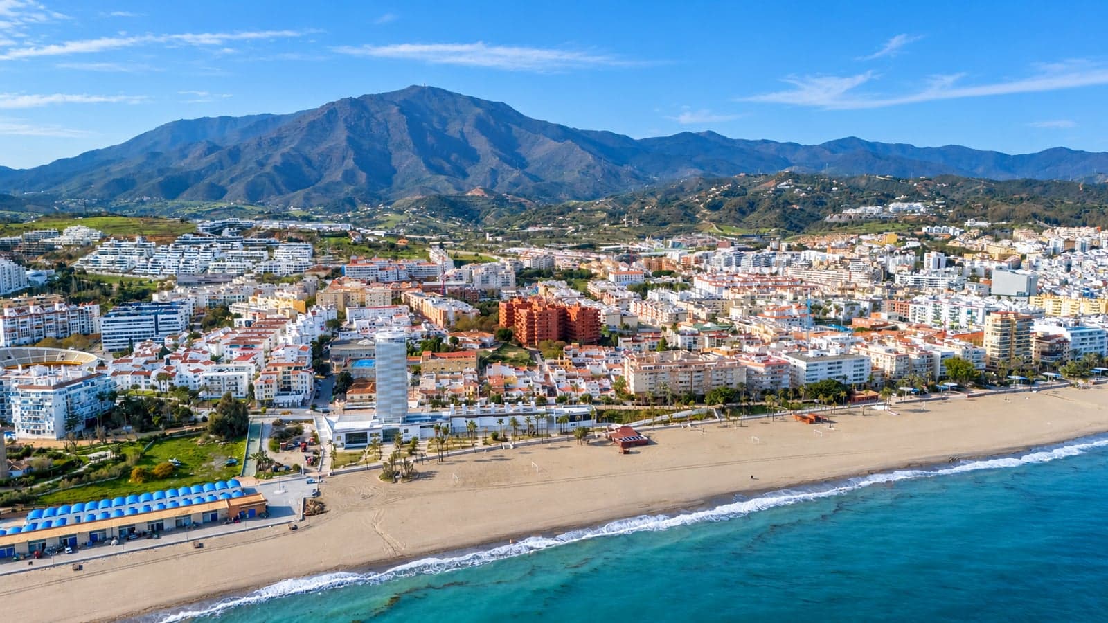 Luftaufnahme von Estepona mit Strand und Bergkulisse