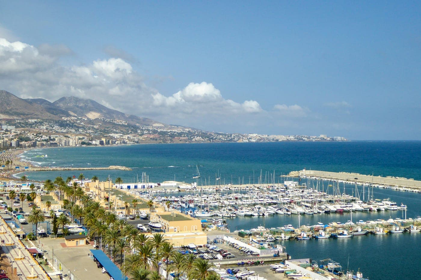 Panoramablick auf den Yachthafen und die Küste von Fuengirola