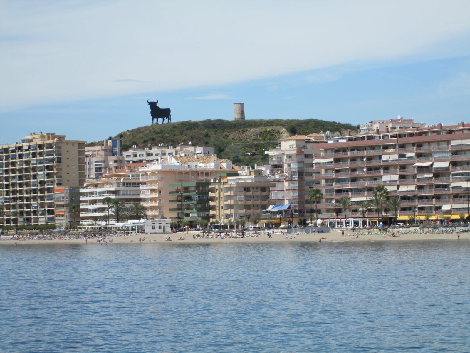 Playa de Torreblanca in Fuengirola mit Stier-Statue und Wachturm