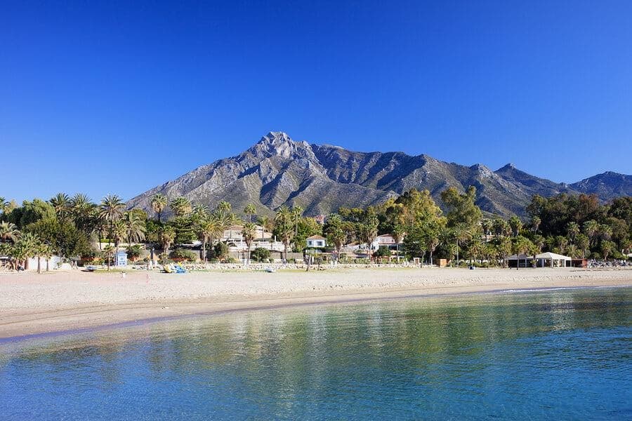Strand mit Blick auf den Berg La Concha bei Marbella