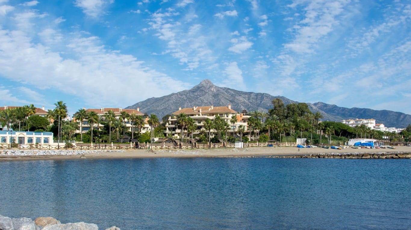 Küstenblick auf Marbella mit Wohnanlagen vor dem Berg La Concha