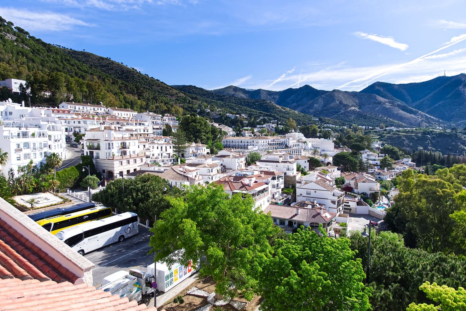 Panoramablick auf das weiße Dorf Mijas Pueblo vor der Bergkulisse