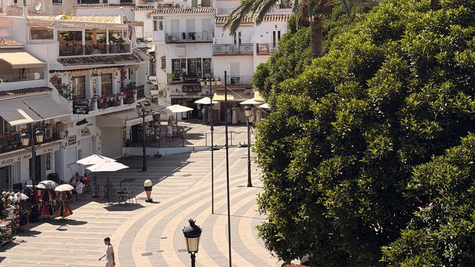 Plaza mit Restaurants und Palme im Zentrum von Mijas Pueblo