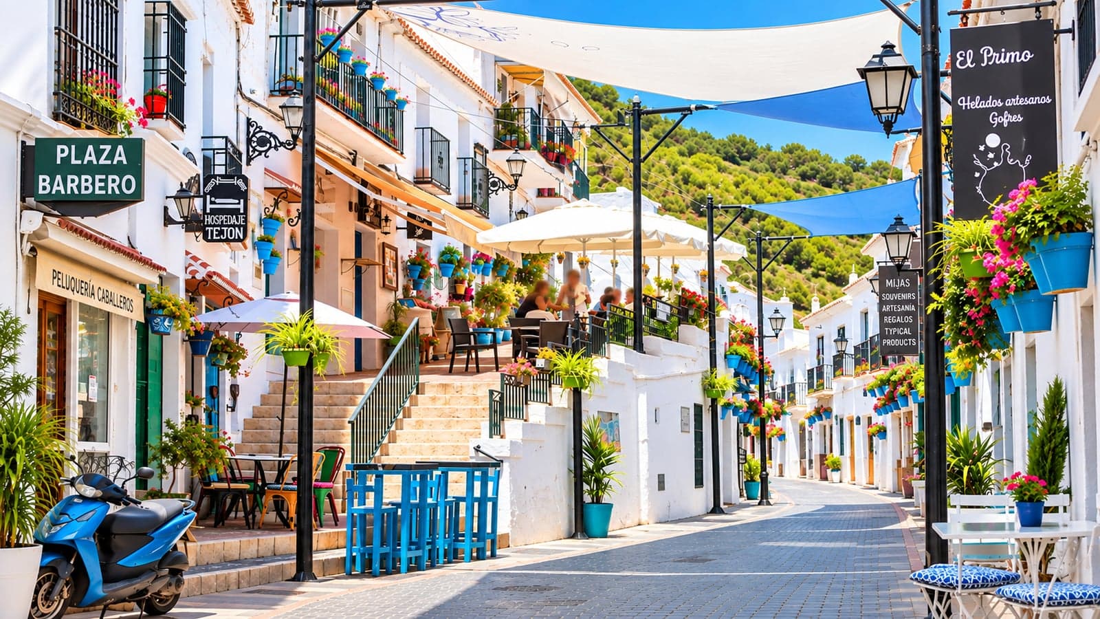 Gasse mit Cafés und Sonnenschirmen in Mijas Pueblo