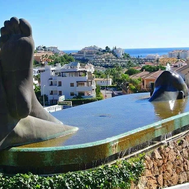 Fuß- und Wal-Skulptur mit Panoramablick auf Riviera del Sol