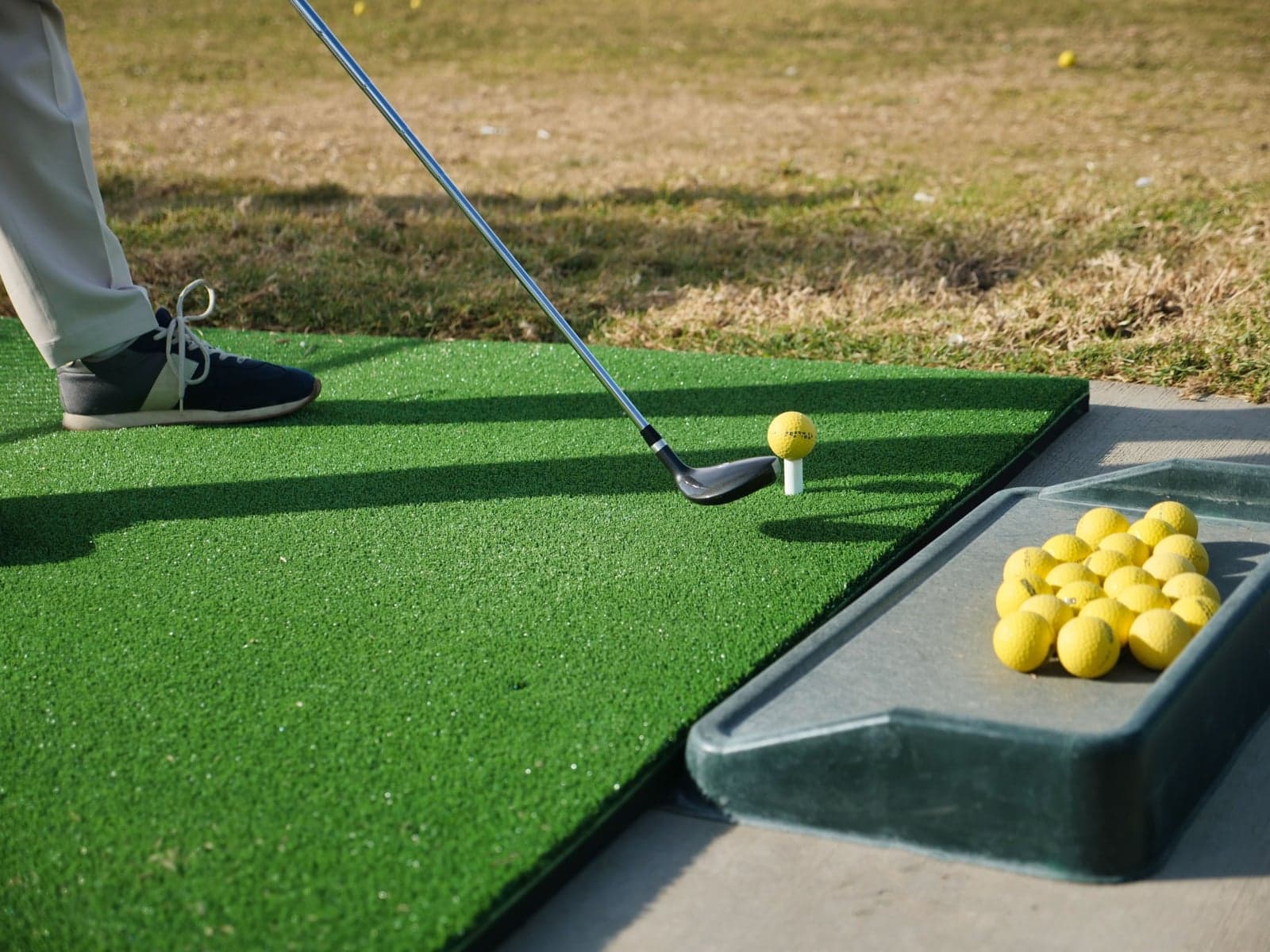 Golfspieler auf der Driving Range bei Riviera del Sol