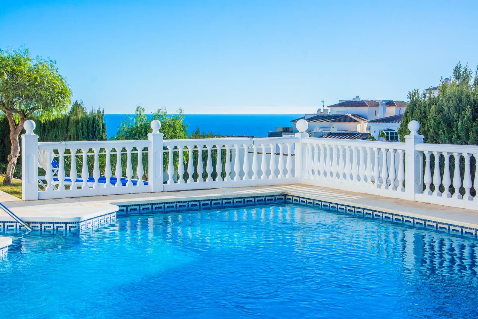 Pool mit Meerblick einer Villa in Riviera del Sol