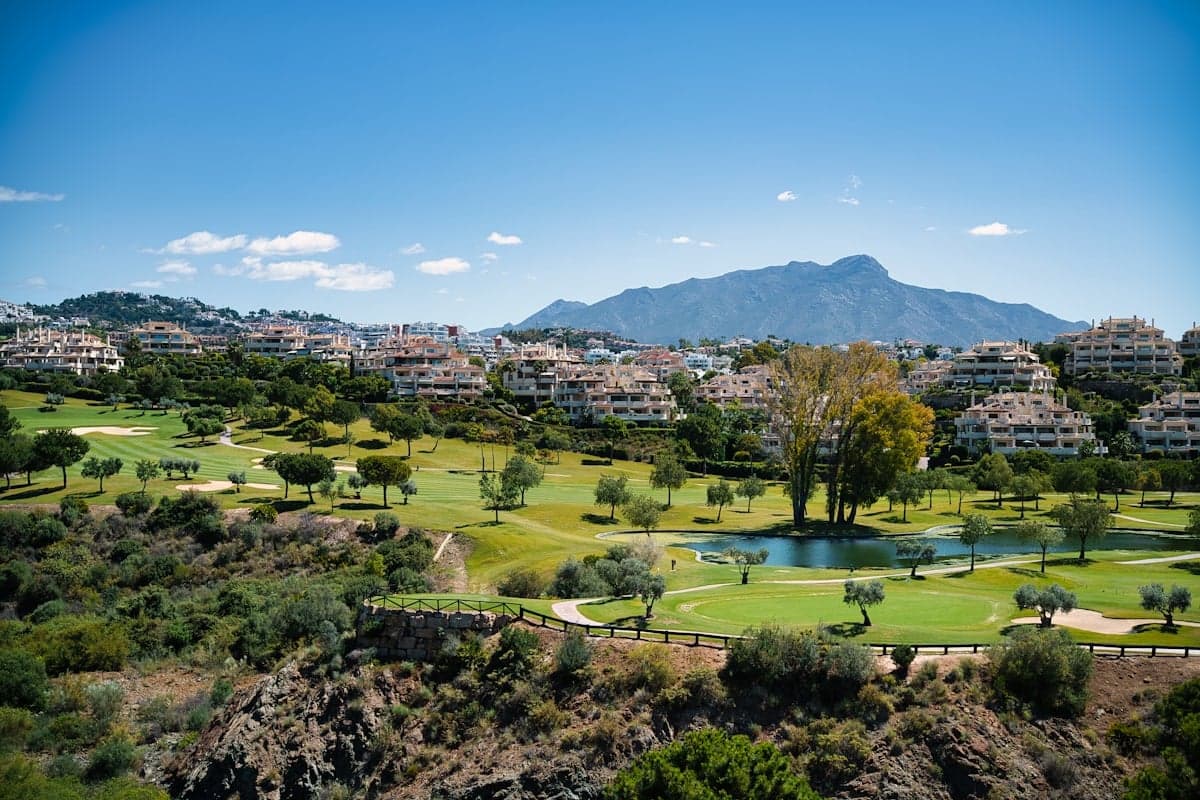 Golfplatz vor der Bergkulisse von La Concha bei Marbella