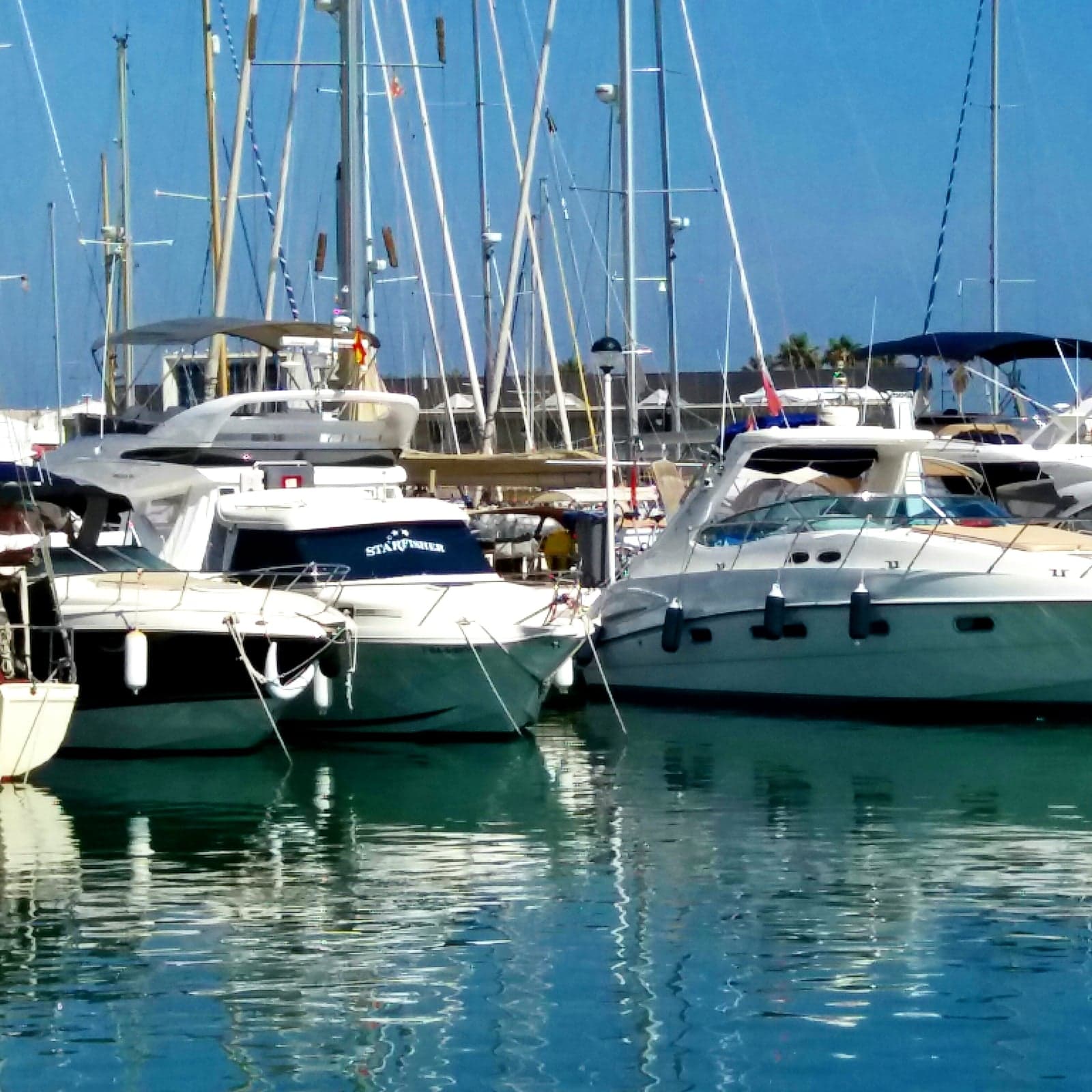 Boote im Yachthafen von Cabopino