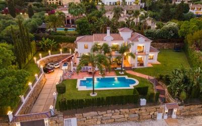 Right Casa Estate Agents Are Selling Una Villa Increible en Paraiso Alto, Estepona