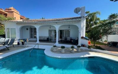 Right Casa Estate Agents Are Selling Villa familiar grande con piscina y vistas al mar en Reserva De Marbella