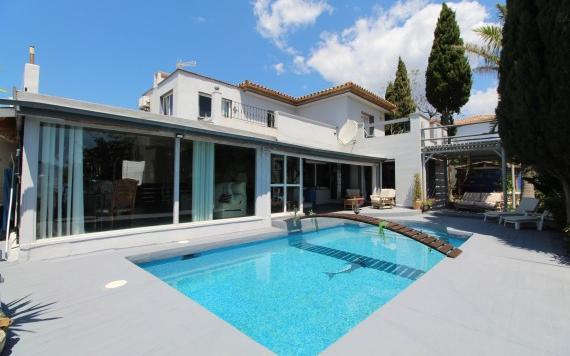 Right Casa Estate Agents Are Selling 829438 - Villa independiente en venta en Estepona Golf, Estepona, Málaga, España