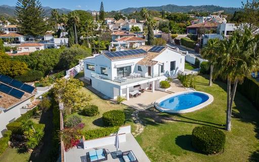 Right Casa Estate Agents Are Selling 896060 - Villa en venta en Elviria, Marbella, Málaga, España