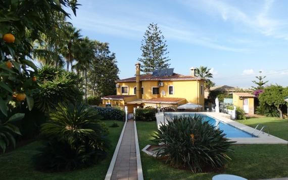 Right Casa Estate Agents Are Selling 776623 - Villa en venta en Alhaurín de la Torre, Málaga, España