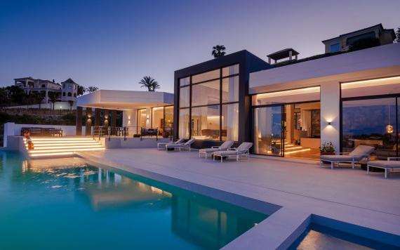 Right Casa Estate Agents Are Selling 830076 - Villa For rent in El Paraiso Alto, Estepona, Málaga, Spain