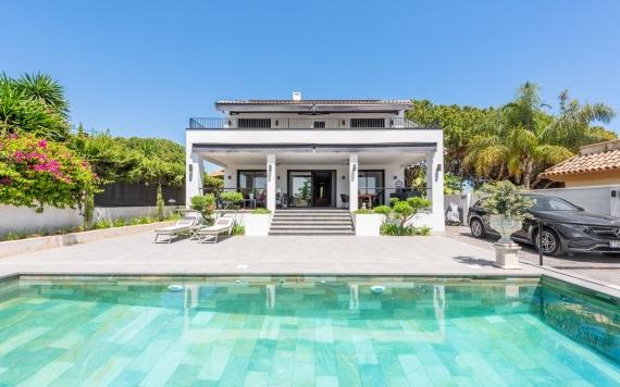 Right Casa Estate Agents Are Selling 833300 - Villa en venta en Río Real, Marbella, Málaga, España