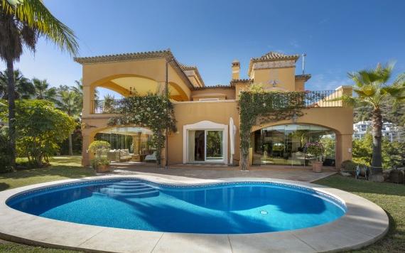 Right Casa Estate Agents Are Selling 845167 - Detached Villa For sale in La Quinta Golf, Benahavís, Málaga, Spain