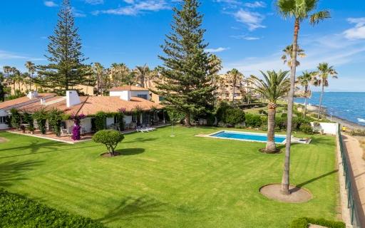 Right Casa Estate Agents Are Selling 847196 - Detached Villa For sale in New Golden Mile, Estepona, Málaga, Spain