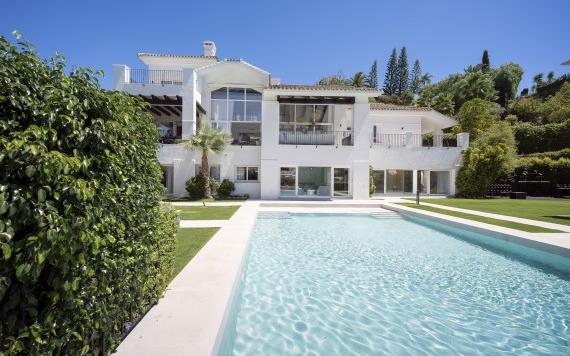 Right Casa Estate Agents Are Selling 848404 - Villa independiente en venta en Nueva Andalucía, Marbella, Málaga, España
