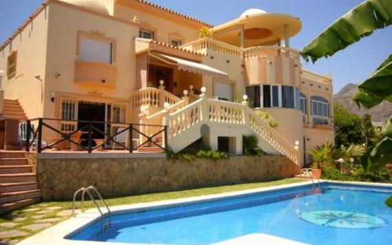 Right Casa Estate Agents Are Selling Excepcional Villa de 7 dormitorios en Torrequebrada, Mijas Costa