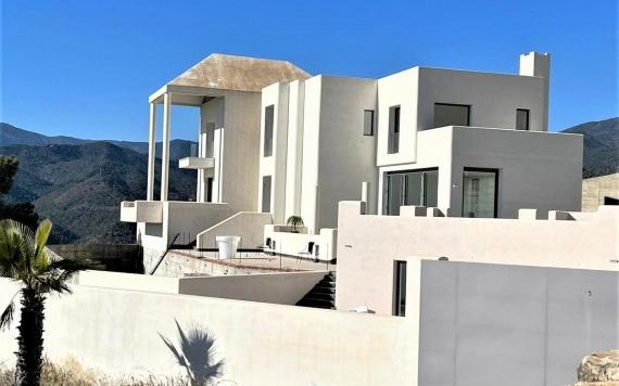 Right Casa Estate Agents Are Selling Fantastica villa con increibles vistas en Istán, Costa del Sol
