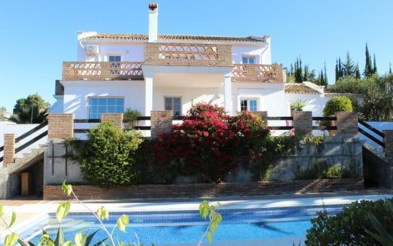 Right Casa Estate Agents Are Selling Fantastic family villa in a peaceful area of Elviria within walking distance to the Beach. 