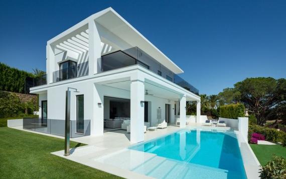 Right Casa Estate Agents Are Selling Impresionante villa de lujo moderna en Nagueles Golden Mille, Marbella