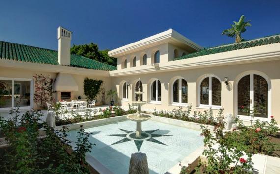 Right Casa Estate Agents Are Selling Espectacular Villa Independiente en Río Real, Marbella, con increíbles vistas