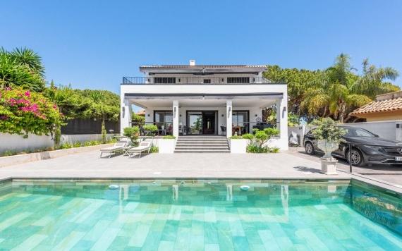 Right Casa Estate Agents Are Selling Stunning detached villa located in the sought after area of Rio Real, Marbella
