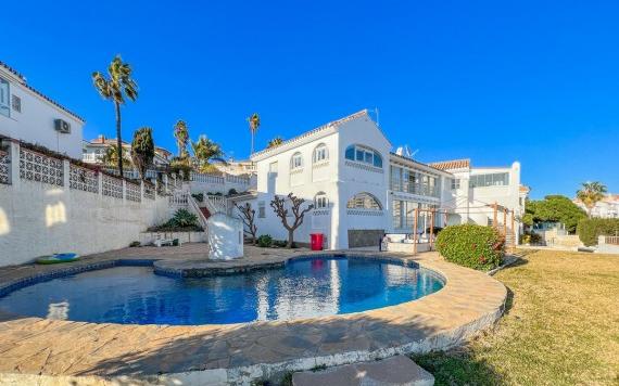 Right Casa Estate Agents Are Selling Large villa with 5 bedrooms near Torrequebrada Golf, Benalmádena