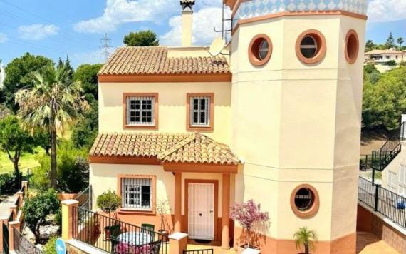 Right Casa Estate Agents Are Selling DETACHED VILLA! ROOF TOP TERRACE WITH JACUZZI! GOLF & OPEN VIEWS IN CALAHONDA!!