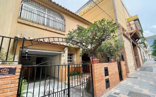 Right Casa Estate Agents Are Selling INDEPENDENT HOUSE OPPORTUNITY AT THE BEST PRICE CLOSE TO ALL KINDS OF SHOPS. NEXT TO EL CORTE INGLES OF MIJAS. 