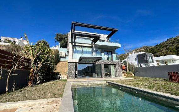 Right Casa Estate Agents Are Selling Villa of 254m2 on plot of 600 meters on several levels in Mijas