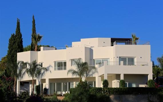 Right Casa Estate Agents Are Selling Stunning contemporary-style villa located in El Rosario, Marbella
