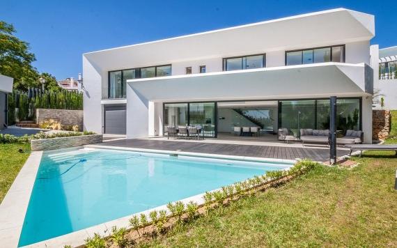 Right Casa Estate Agents Are Selling Recently built modern villa located in Marbella east.