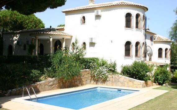 Right Casa Estate Agents Are Selling Beautiful traditional villa with a Moroccan influence situated in the lower part of Calahonda