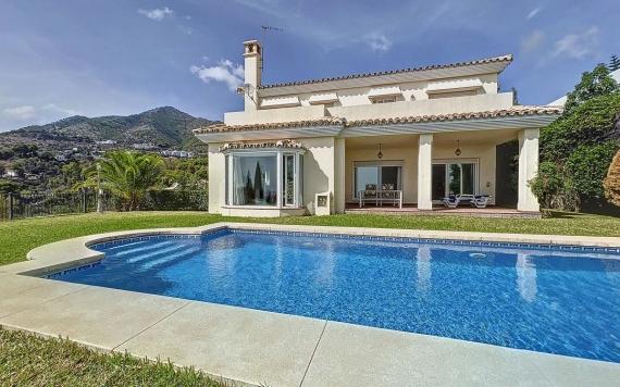 Right Casa Estate Agents Are Selling Gorgeous villa with a stunning view of the sea near the charming village of Mijas