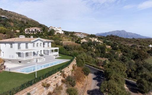 Right Casa Estate Agents Are Selling Breathtaking 6 bedroom Villa in an exclusive location close to golf course