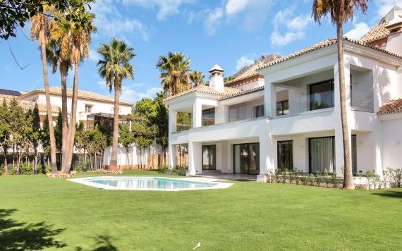 Right Casa Estate Agents Are Selling Stunning 6 bedrooms Villa with the classic Andalusian architecture